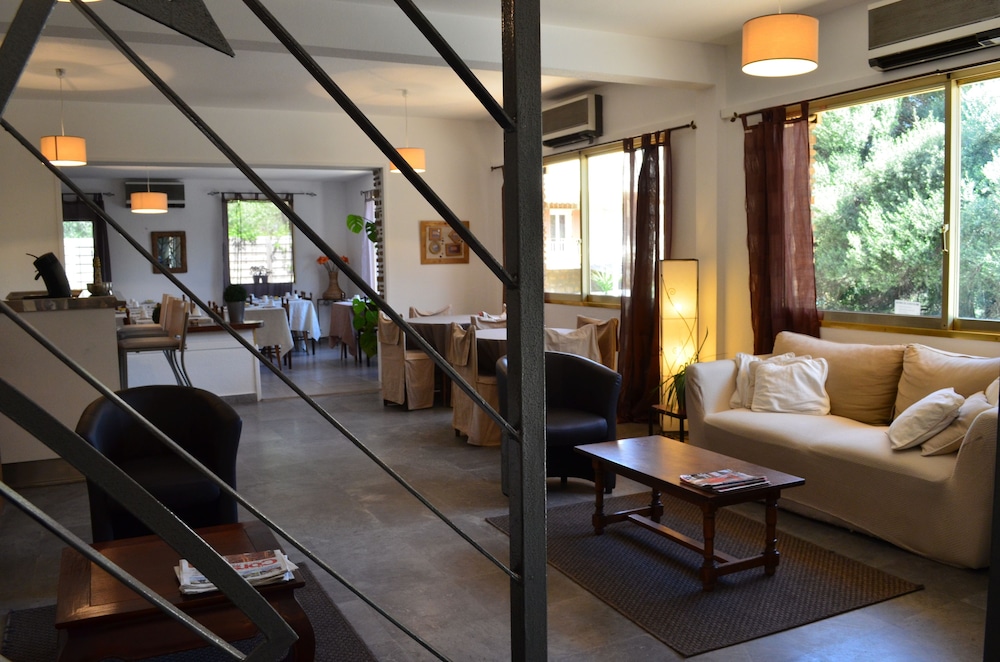 Aiglon Bylitis Hotel 38/66
