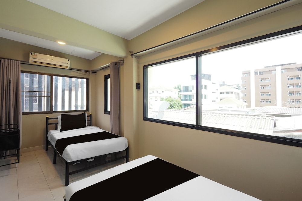 RQ Bangkok Huai Khwang by Collection O 17/61