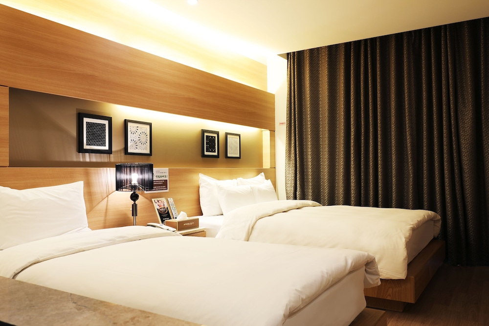 Style, Suite, 1 Double and 1 Single Bed