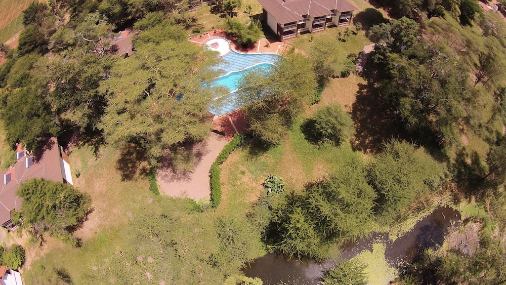 Hunters Lodge 38/46