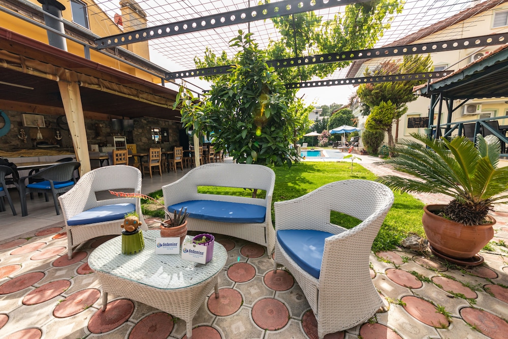 Dedeminn Garden Hotel 37/60