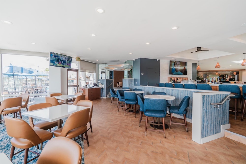 Bay Club Hotel & Marina 51/65