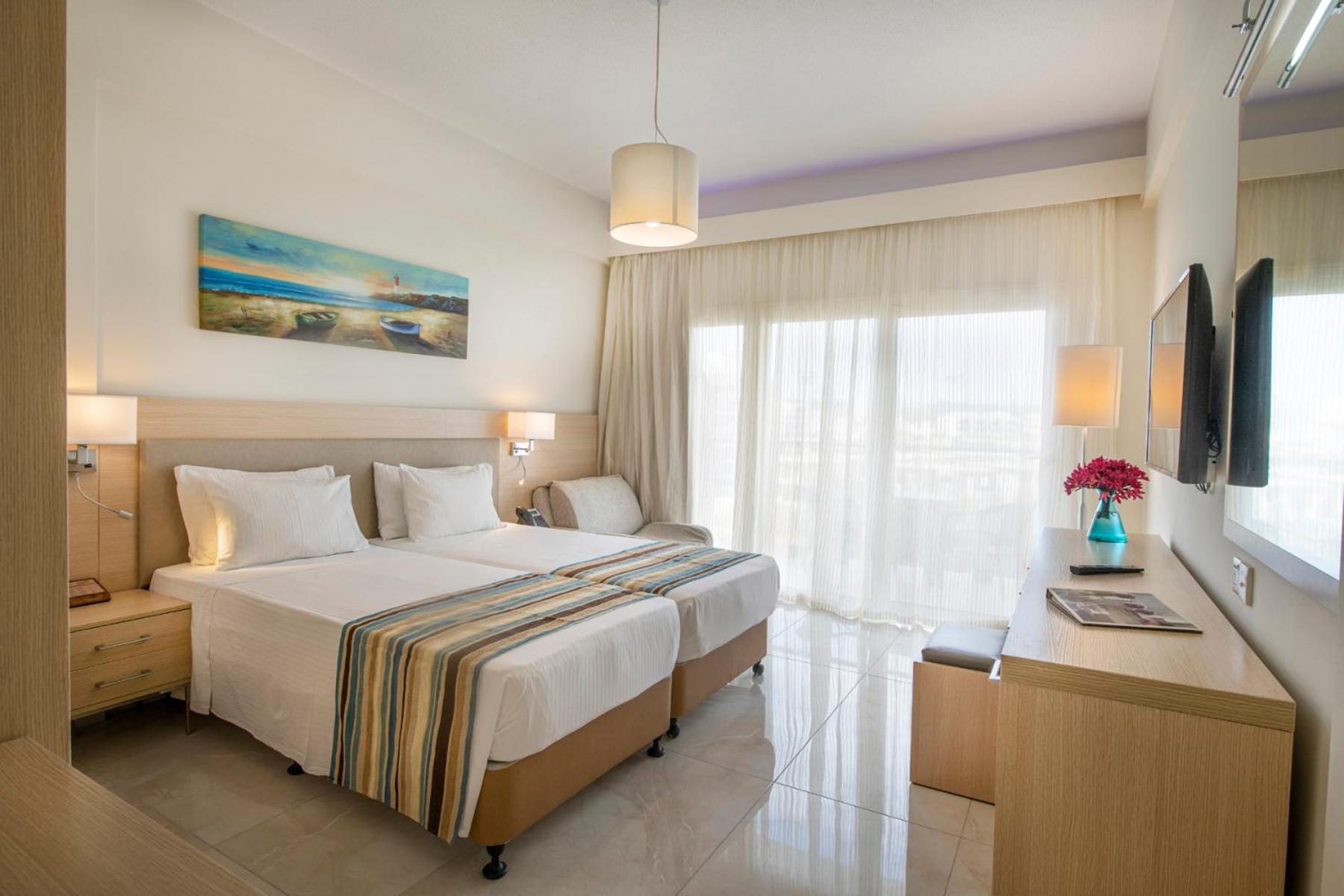 Superior, Twin Beds, Inland View