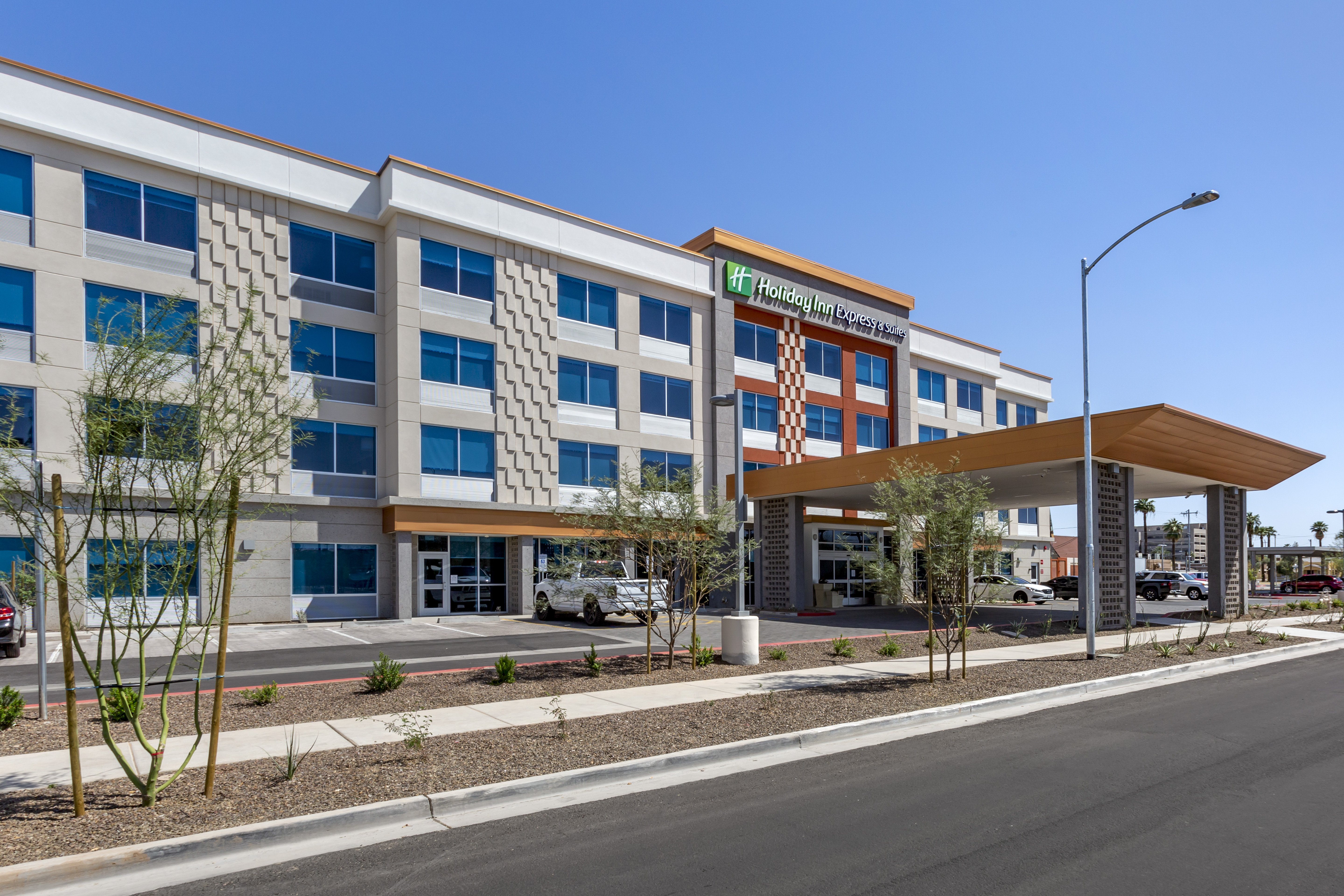 Holiday Inn Express Suites Phoenix Dwtn State Capitol 55/58