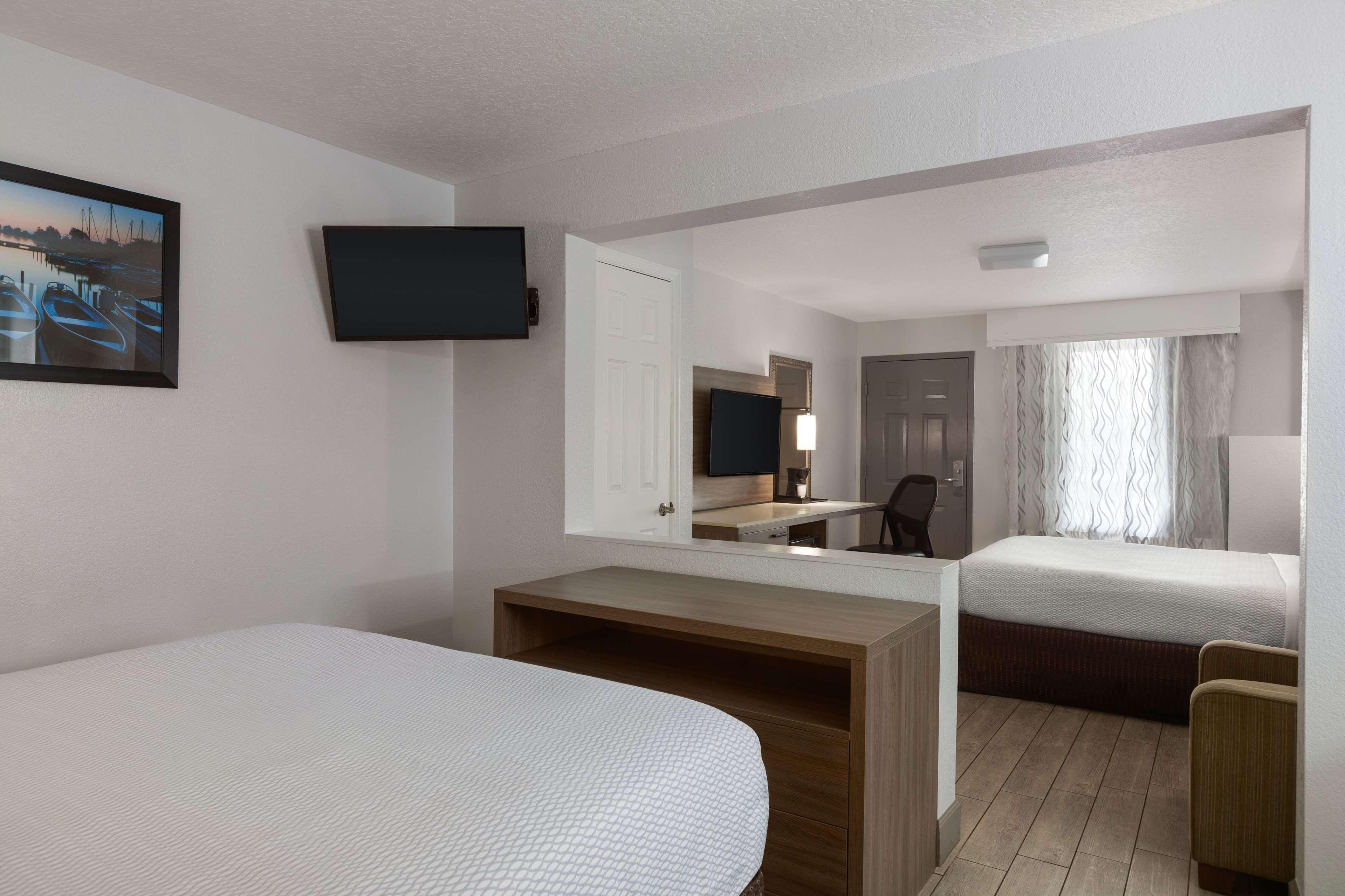 Suite, 2 Queen Beds, Partial Square View, City View