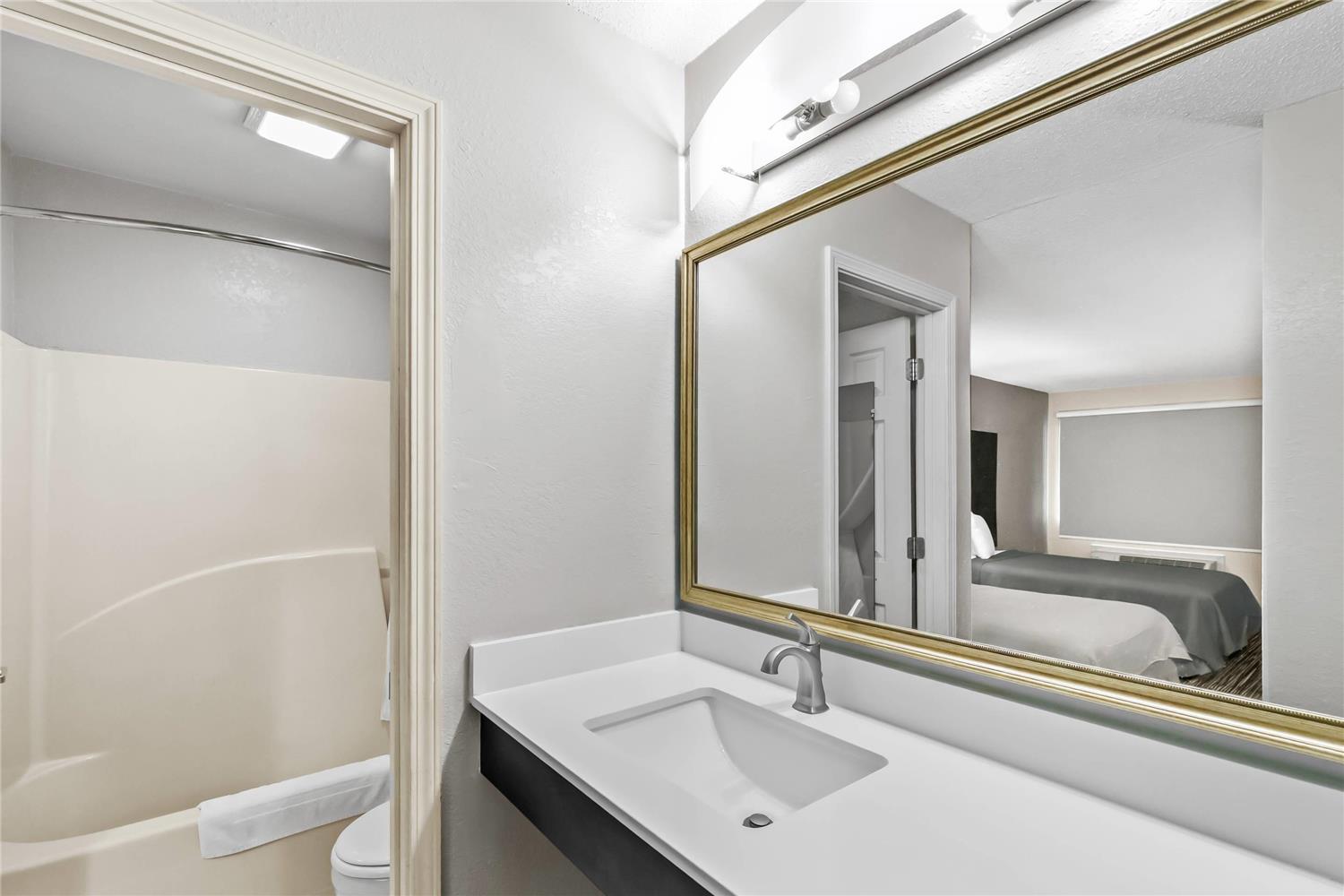 Econo Lodge Helen 8/8