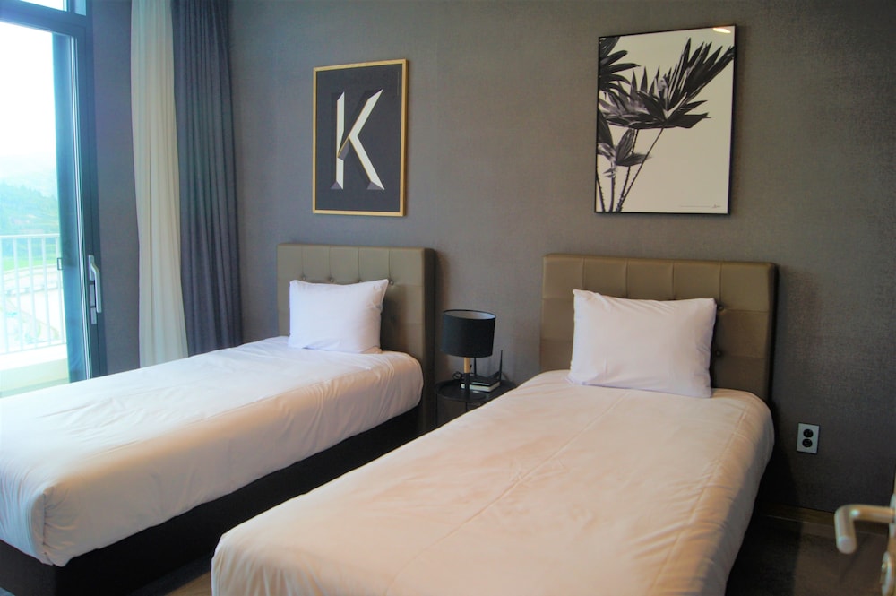 AM HOTEL 8/44