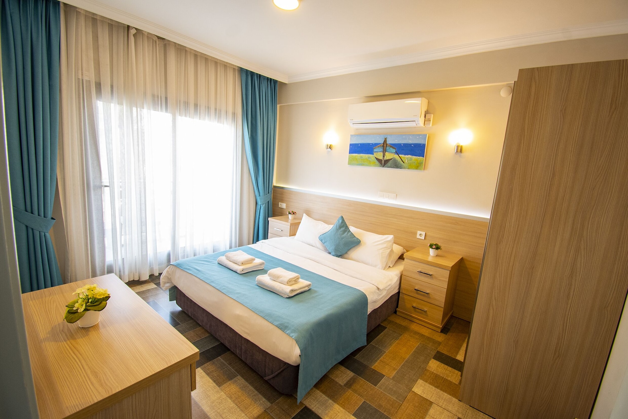 غرفة بسرير مزدوج بإطلالة على المدينة مع أريكة، M Suite Hotel 8/10