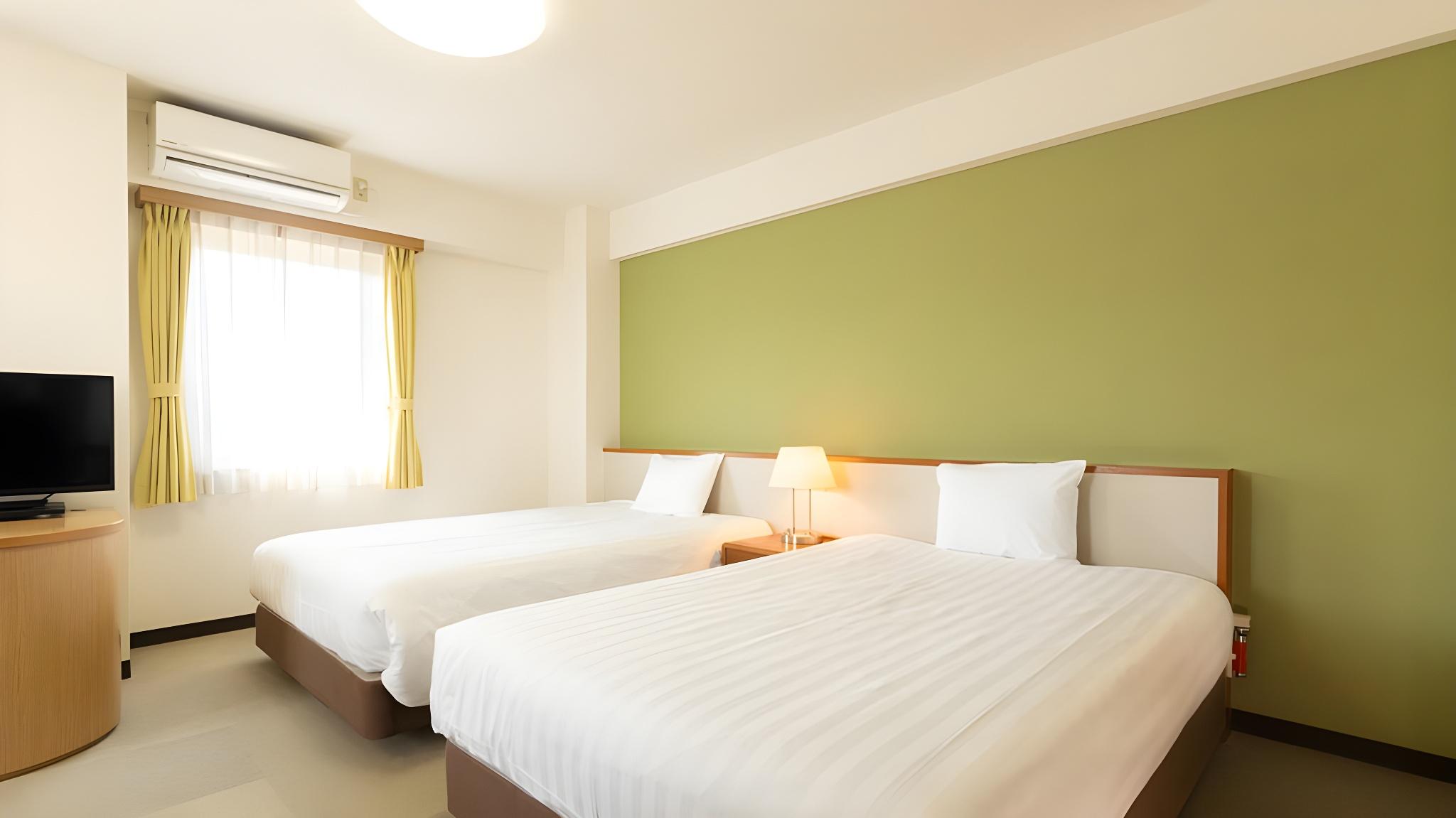 Room, Twin Beds, Smoking