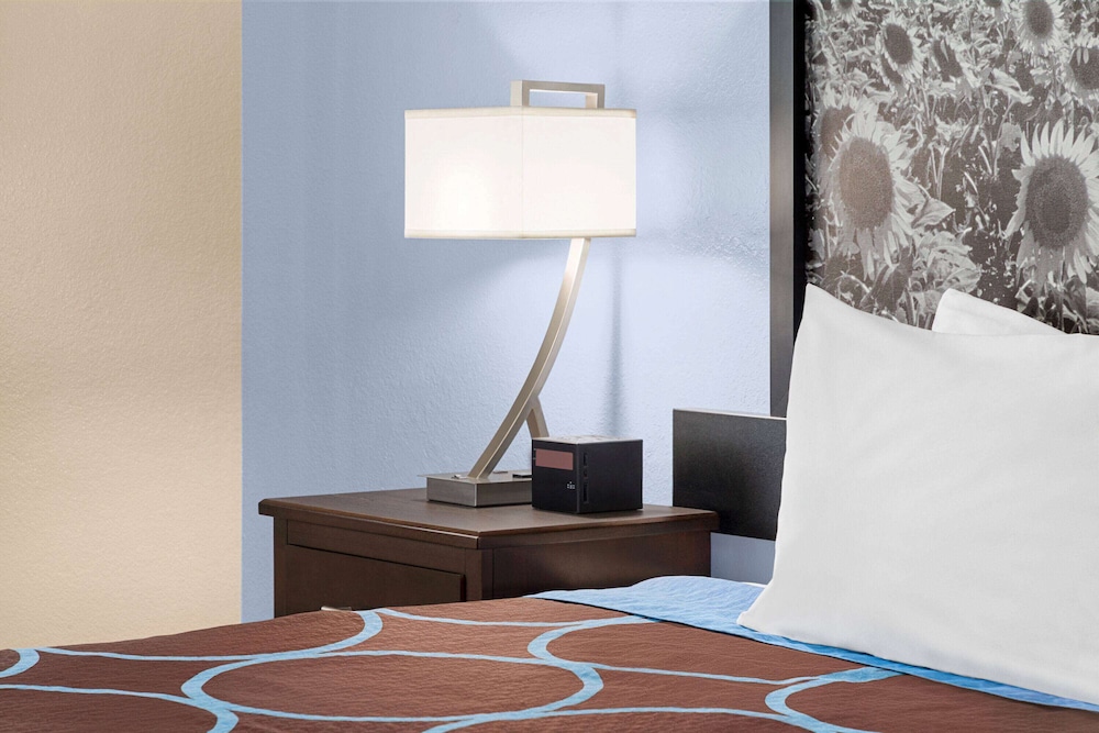 Super 8 by Wyndham Lenexa Overland Park/Mall Area 30/70