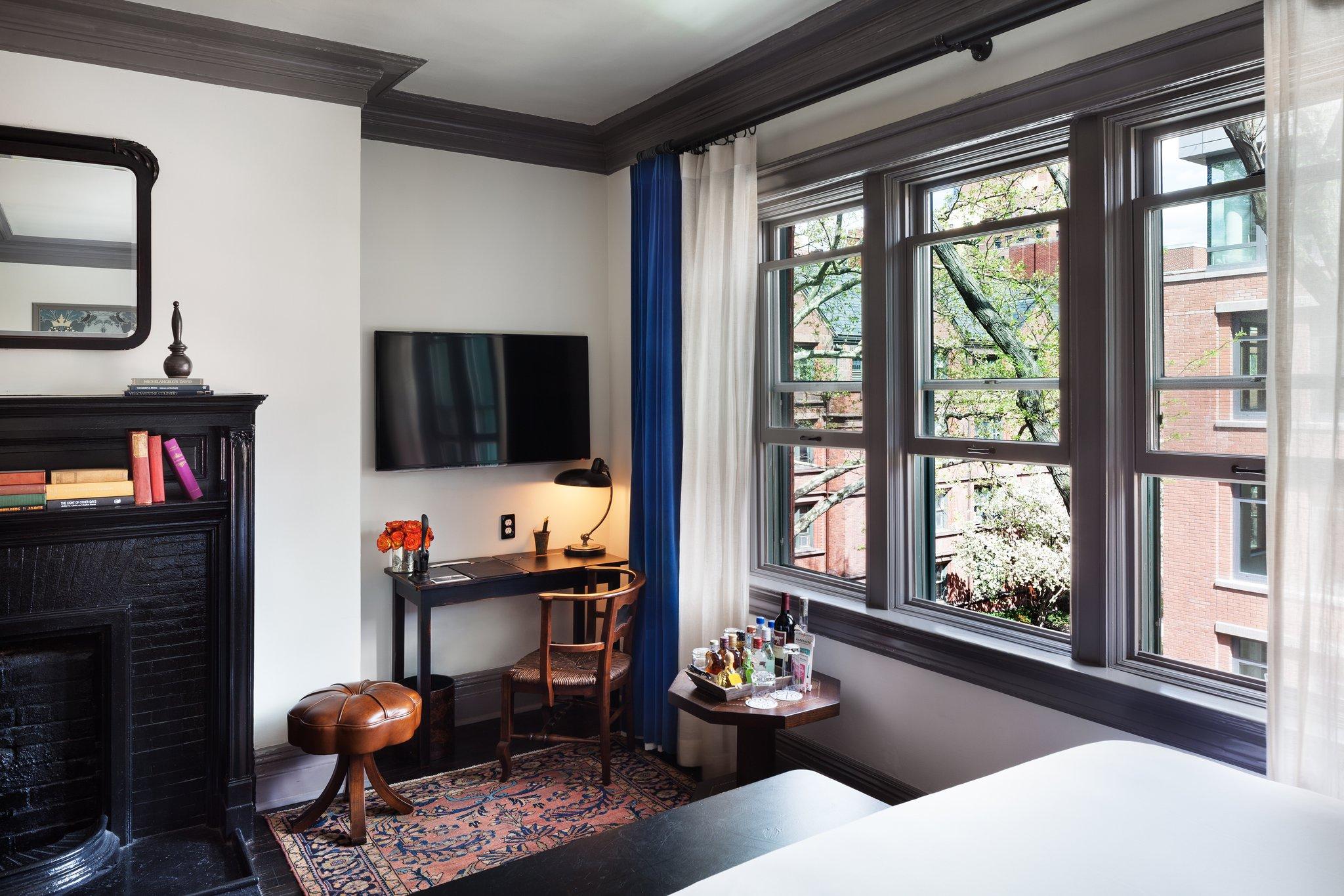 DELUXE, KING BED
