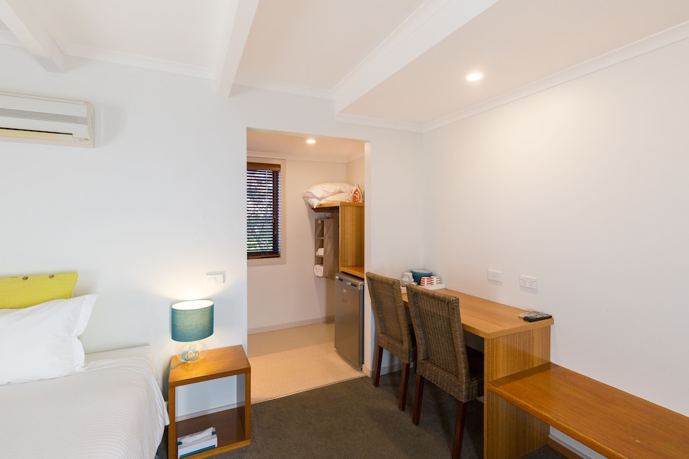 Sandpiper Motel 24/50
