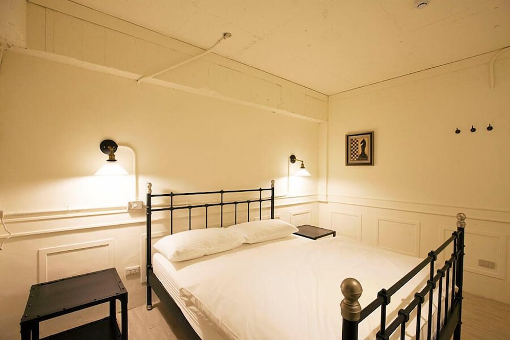Mr Lobsters Secret Den Design Hostel 23/63