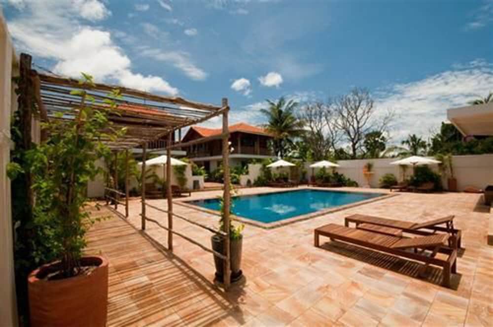 Bambu Hotel 33/53