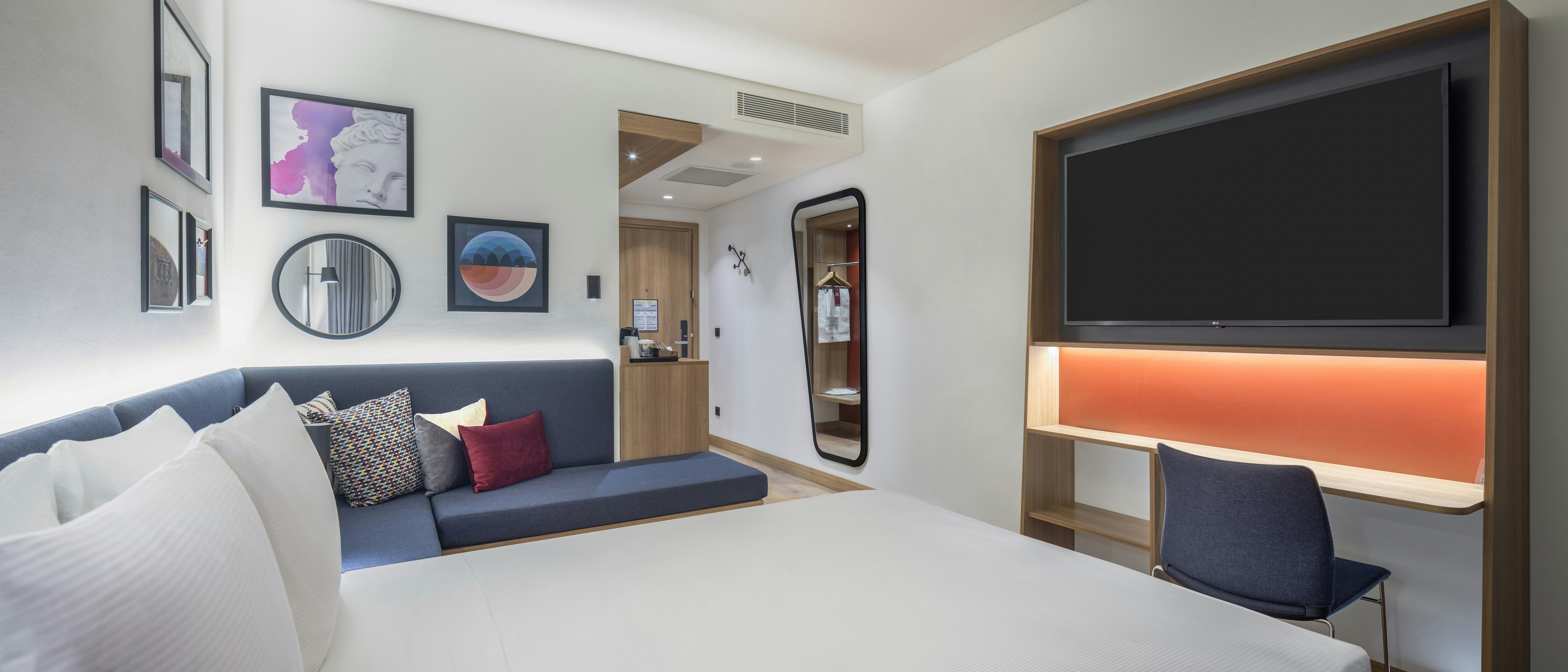 ROOM, QUEEN BED, SOFA