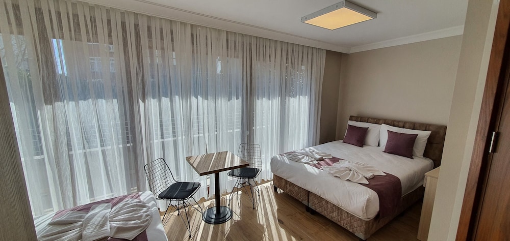 Room, 1 Queen and 1 Single Bed, Balcony, Garden Floor, Annex, Sur Hotel 4/10