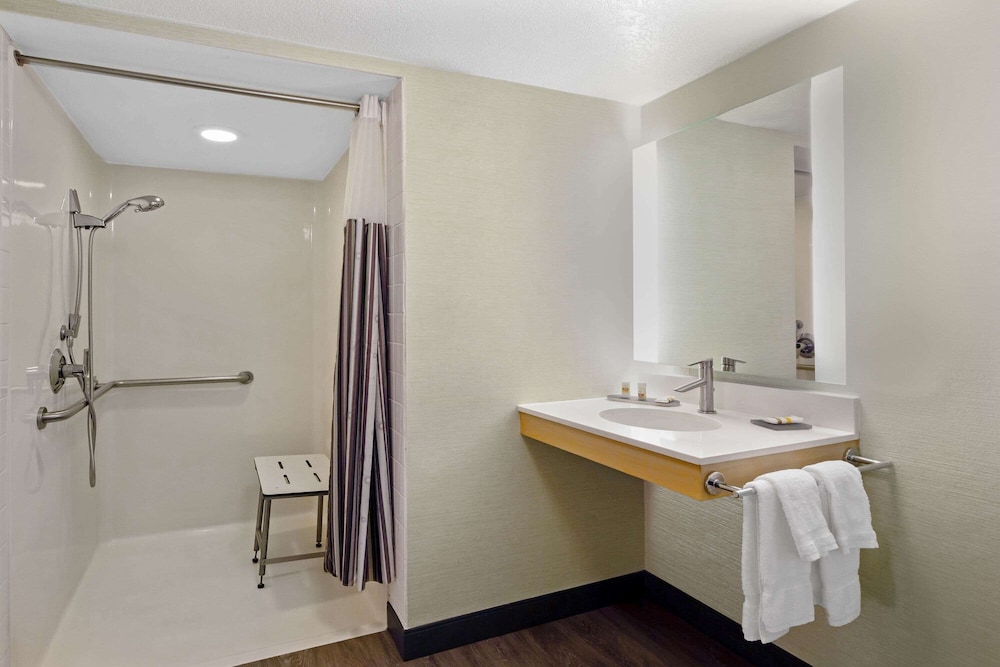 La Quinta Inn & Suites by Wyndham San Francisco Airport N 21/23