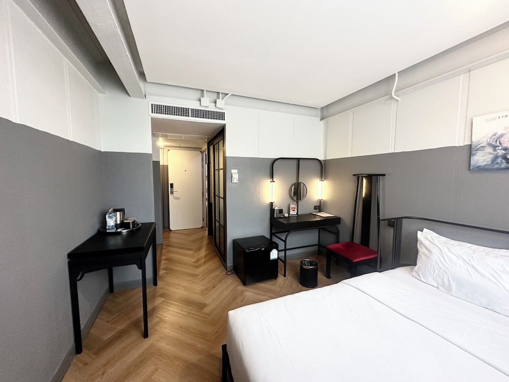 STANDARD, QUEEN BED, PRIVATE BATHROOM
