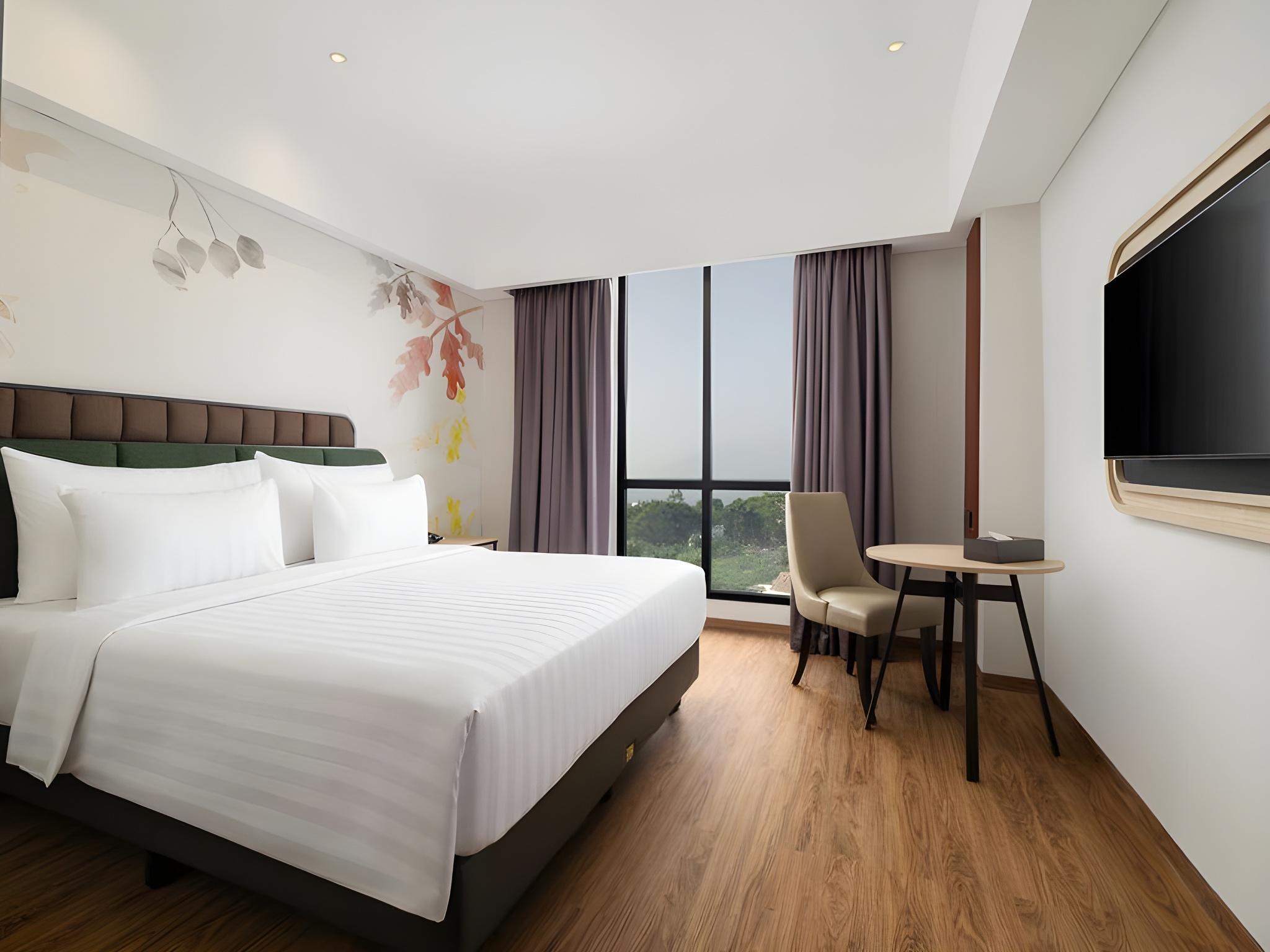 Hollywood, King Bed, Mountain View