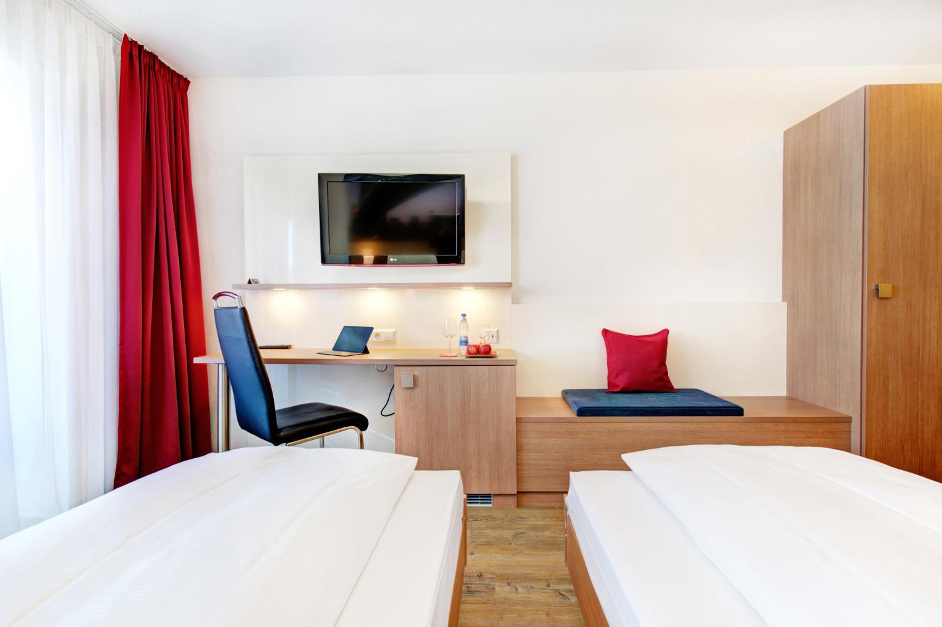 Room, Twin Beds, Ambassador 6/10