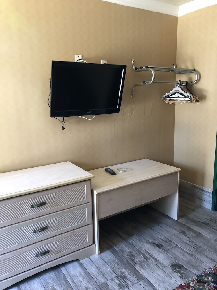 Travelers Inn Lawndale 18/26