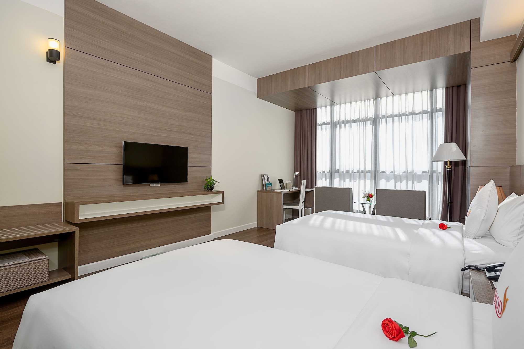 SUPERIOR, TWIN BEDS, CITY VIEW