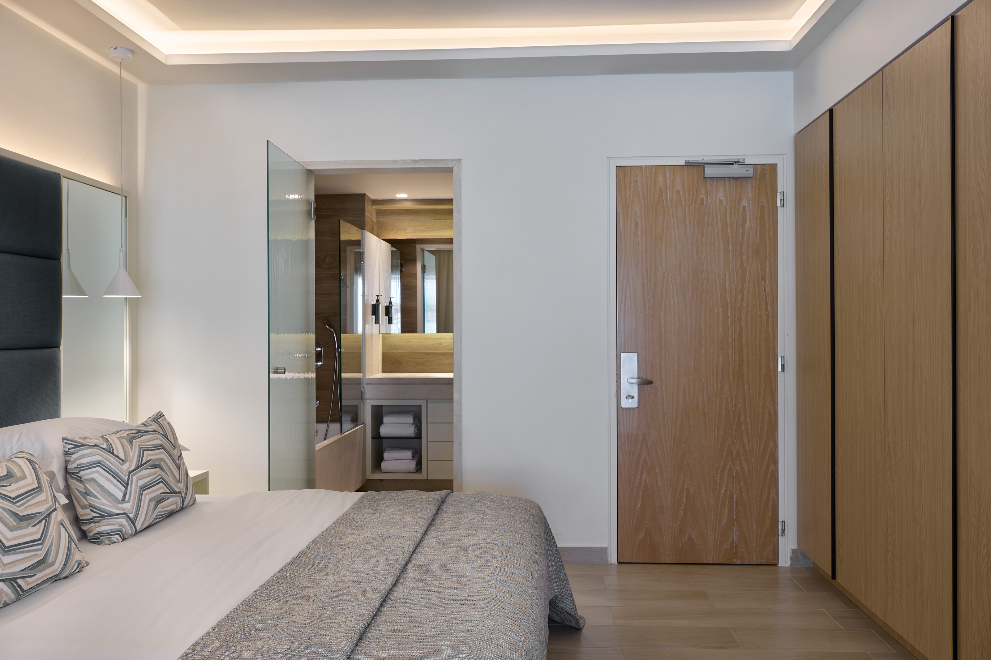 PREMIUM, DOUBLE BED, PARTIAL SEA VIEW