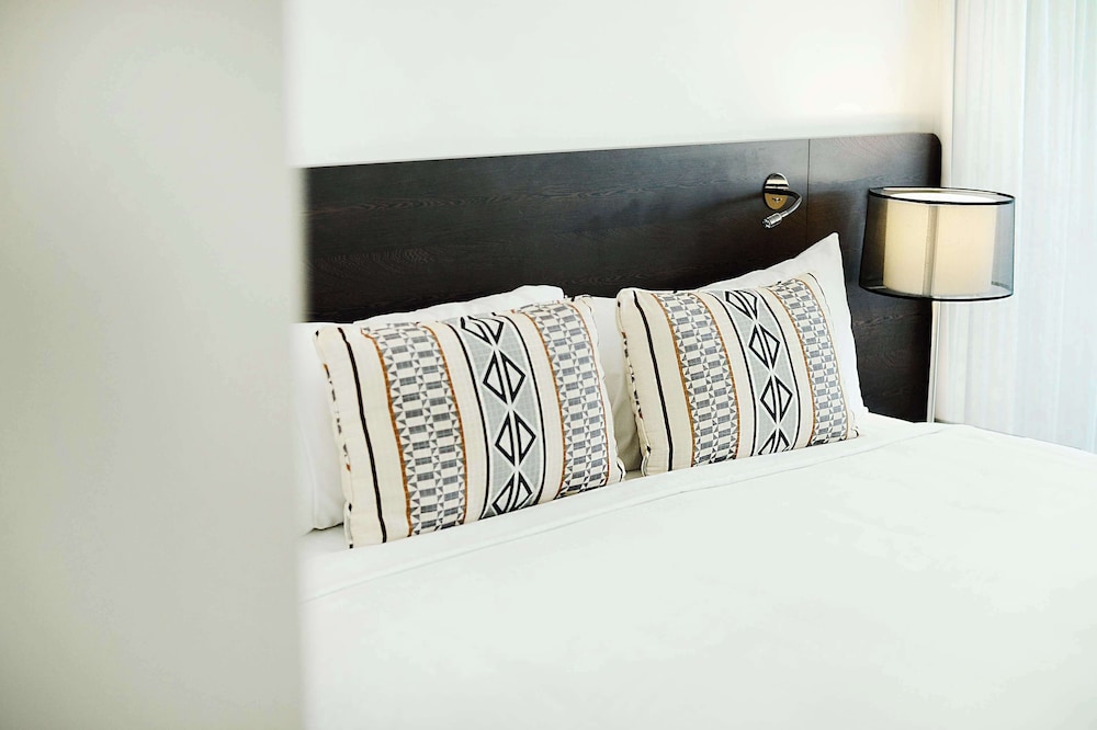 Oaks Gladstone Grand Hotel 24/72