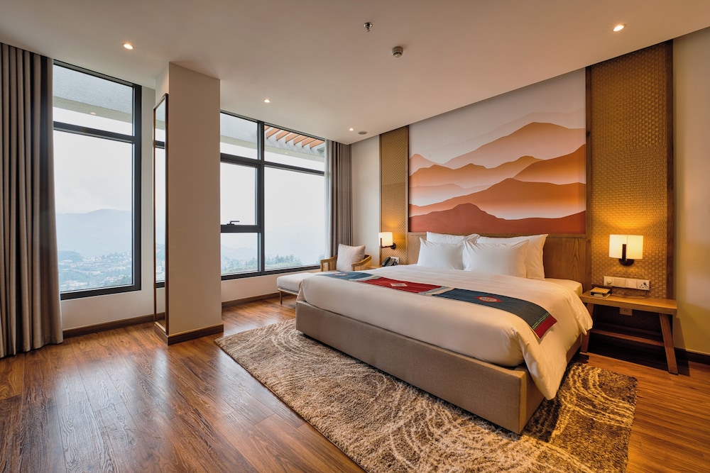 SUITE, DOUBLE BED, MOUNTAIN VIEW