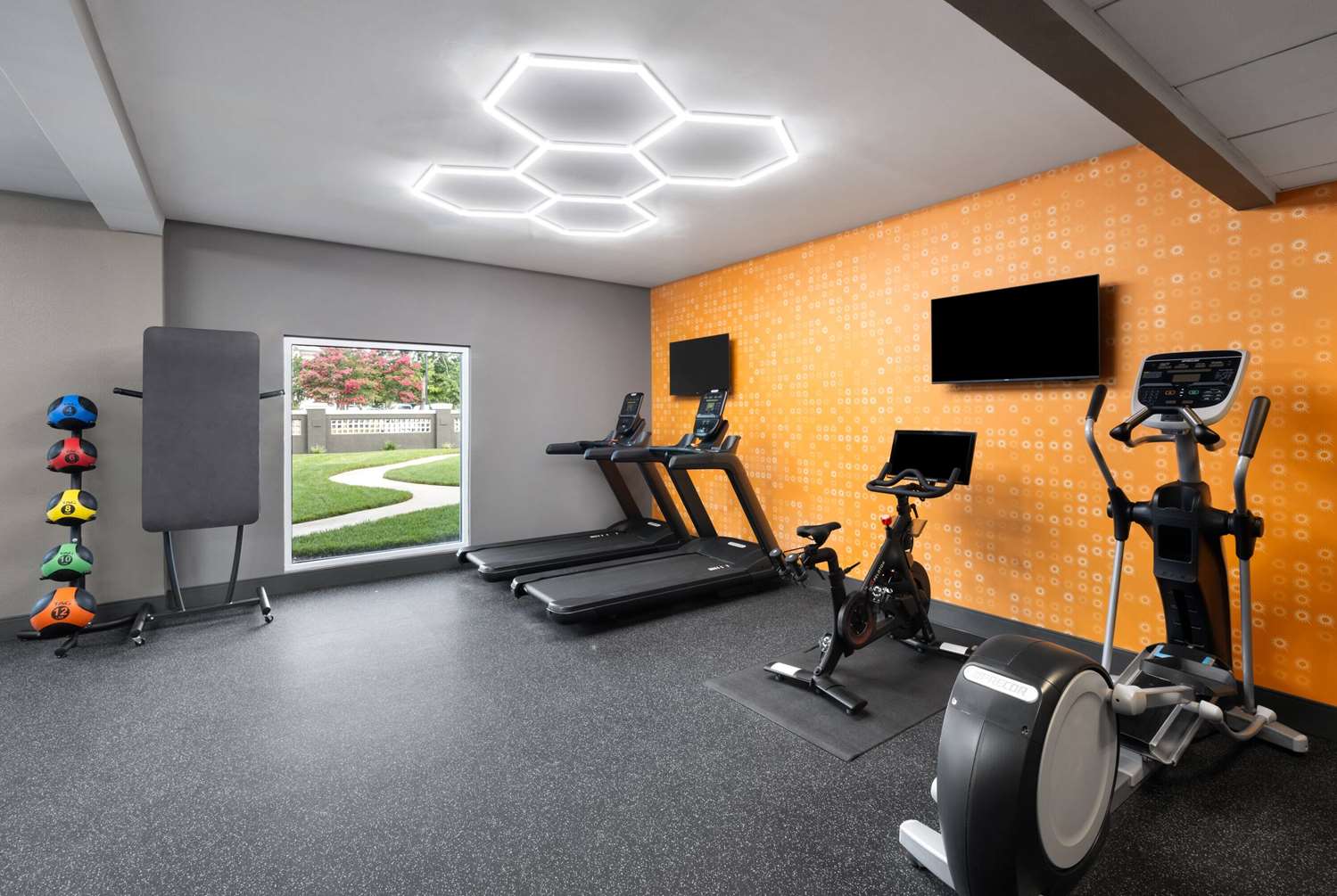 La Quinta Inn & Suites by Wyndham Greensboro NC 28/55