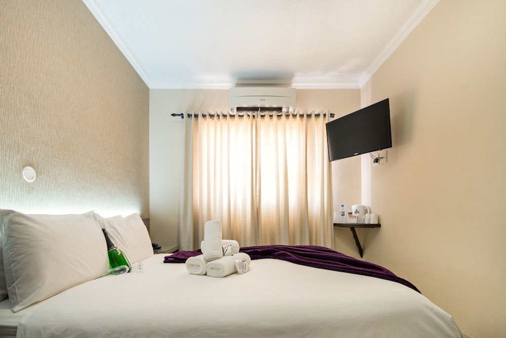 ROOM, SINGLE