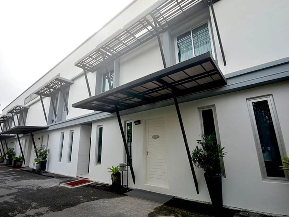 Paragon Inn 4/63