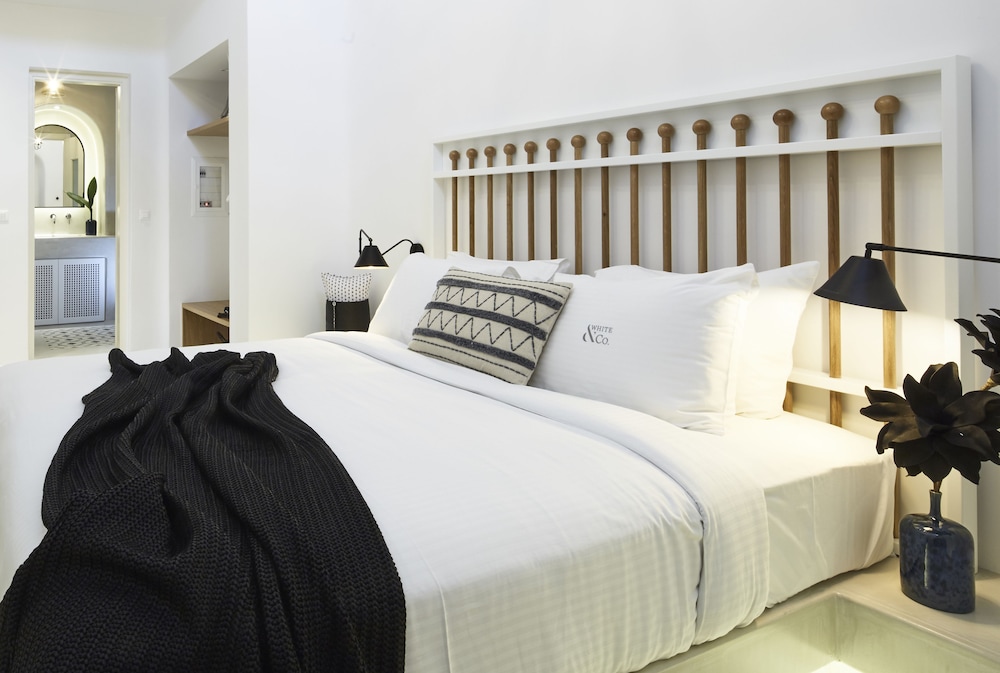 White And Co. La Torre Suites 13/50