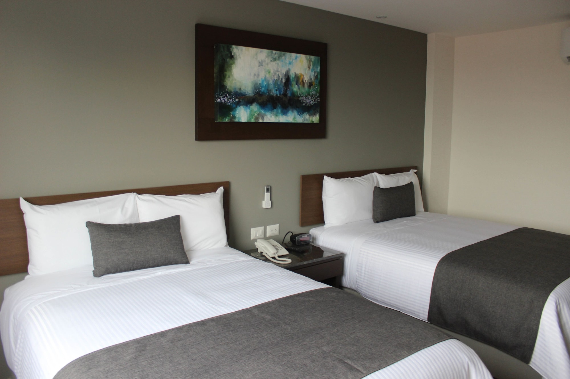 STANDARD, 2 DOUBLE BEDS