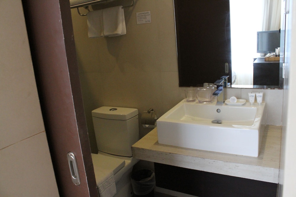 Ocean Suites Boutique Hotel 66/66