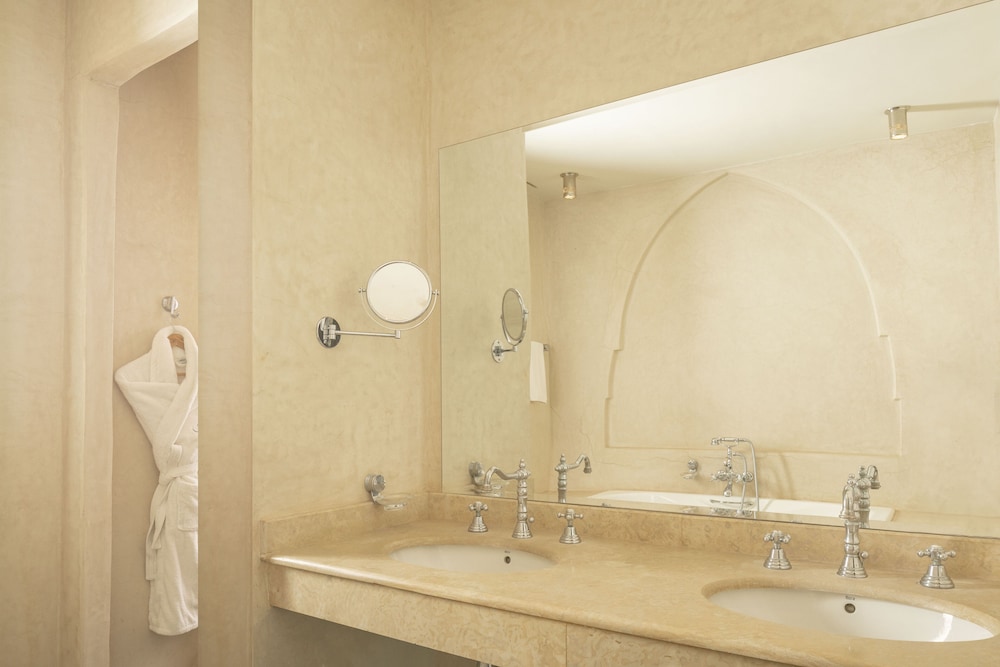 Domaine des Remparts Hotel and Spa 58/60