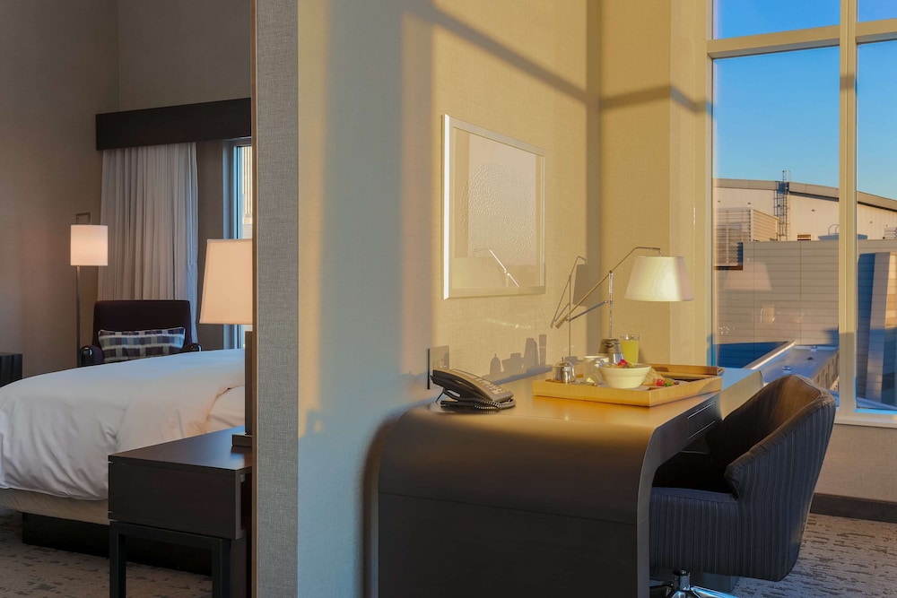 DOUBLETREE BY HILTON EVANSVILLE 21/74