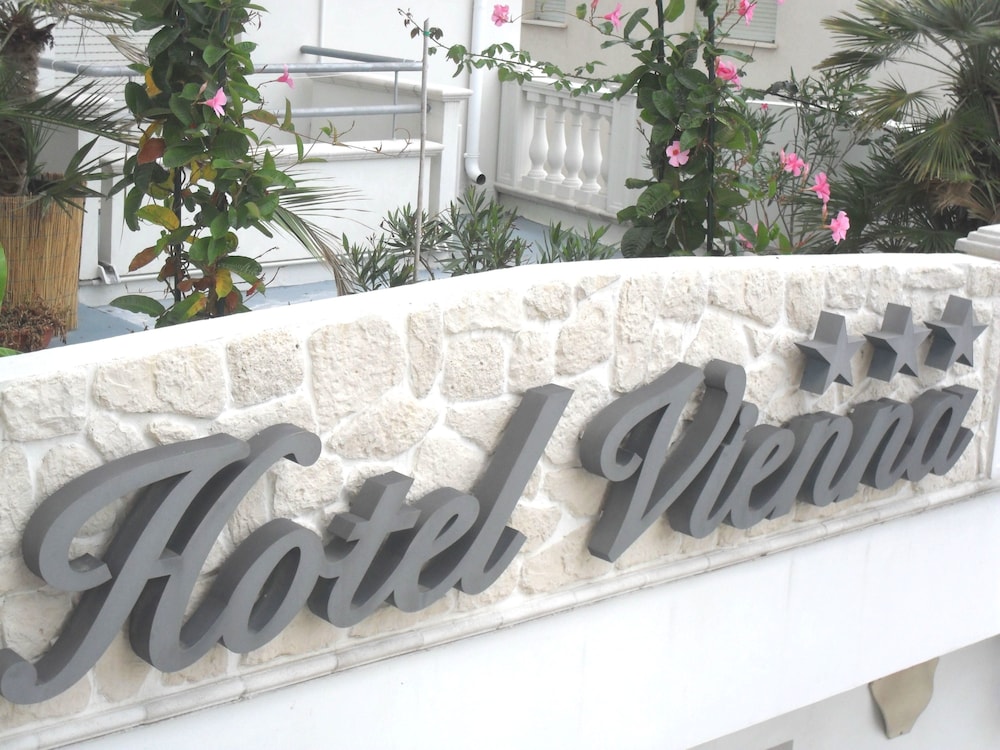 Vienna Hotel 42/46