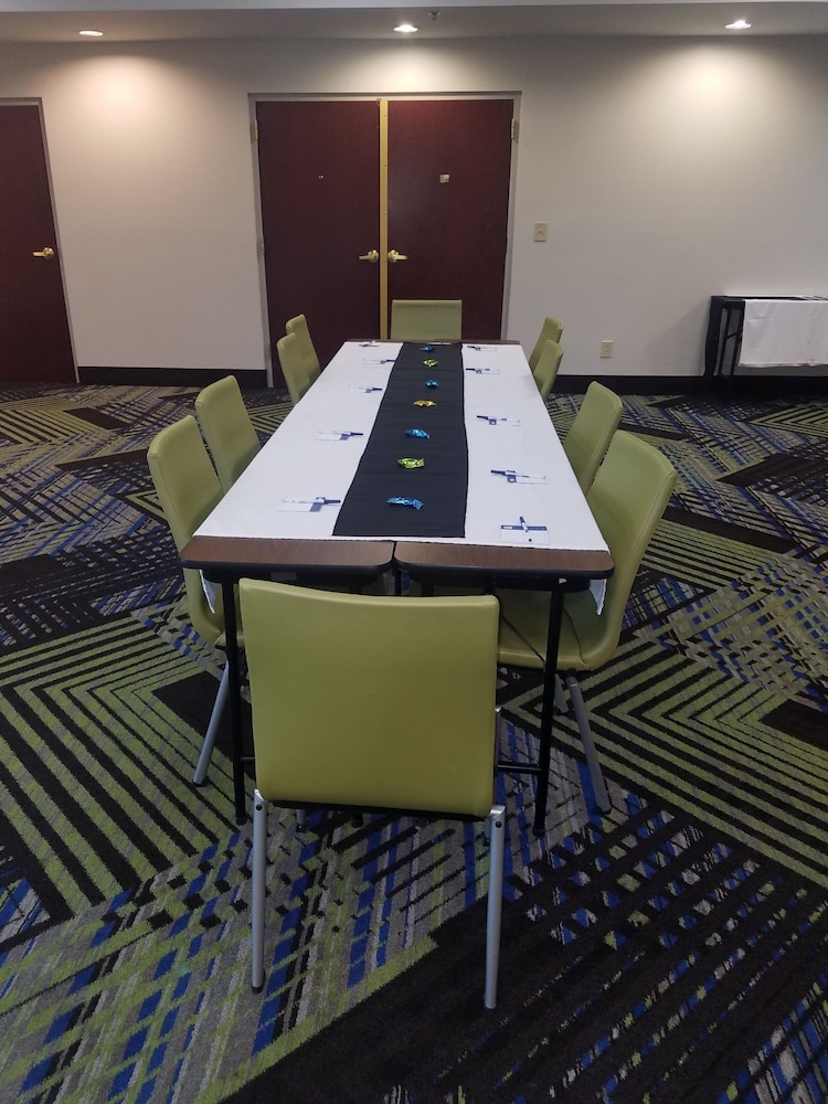 Holiday Inn Express Hotel and Suites Kingsport-Meadowview I-26 24/30