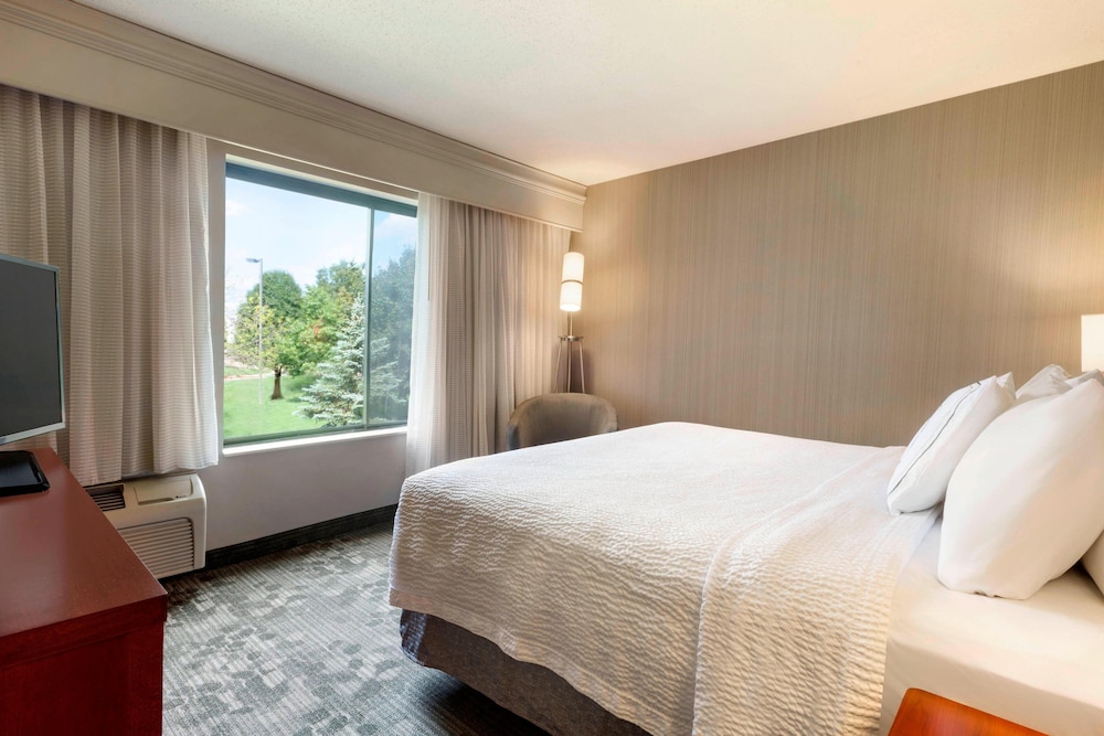 COURTYARD BY MARRIOTT AKRON FAIRLAWN 12/42