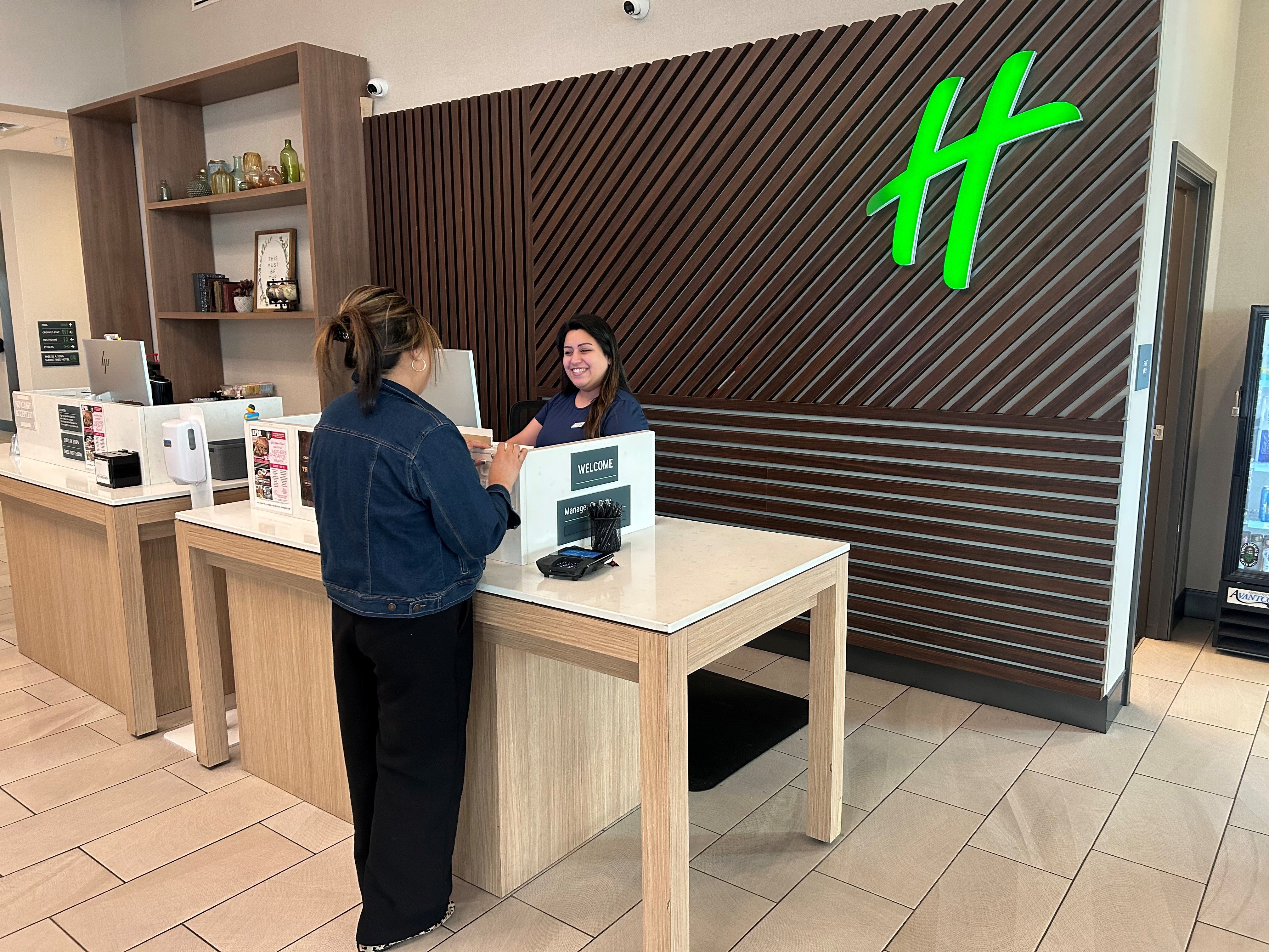 Holiday Inn Glendale - Stadium & Ent Dist 13/77