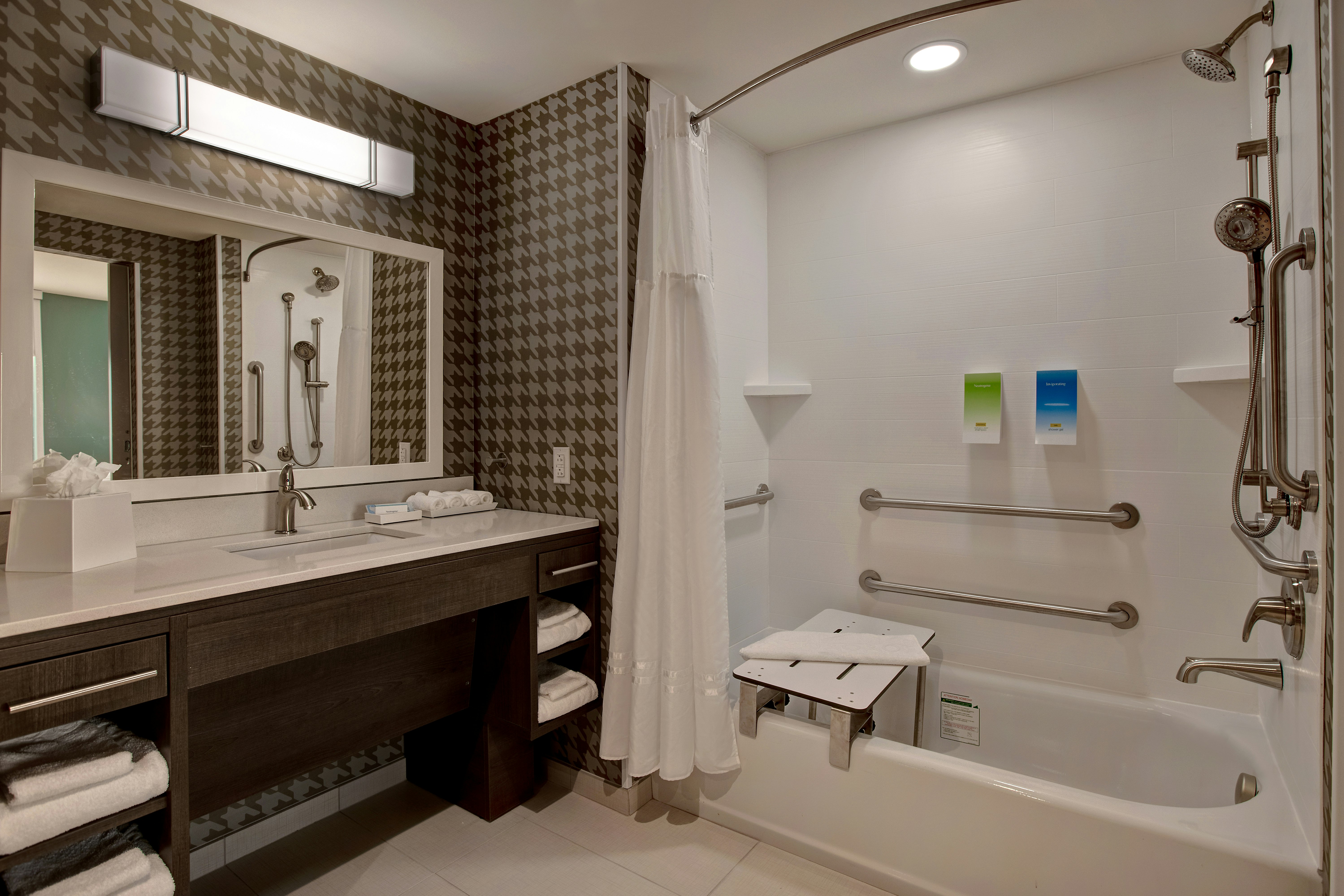 SUITE, KING BED, ACCESSIBLE