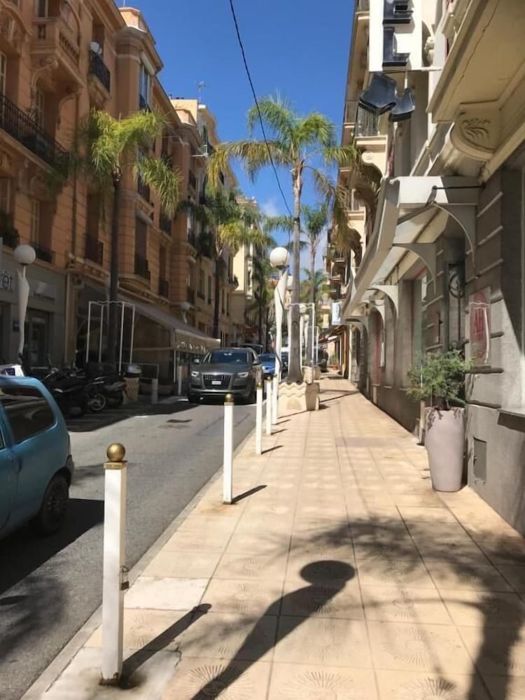 Azur Hotel 48/59