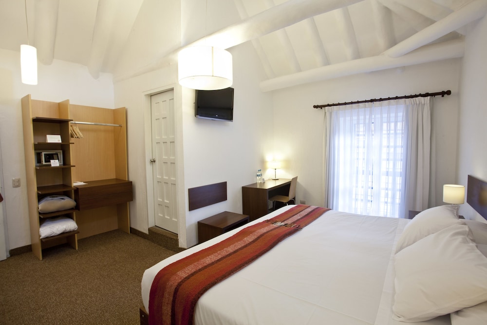 ROOM, DOUBLE BED