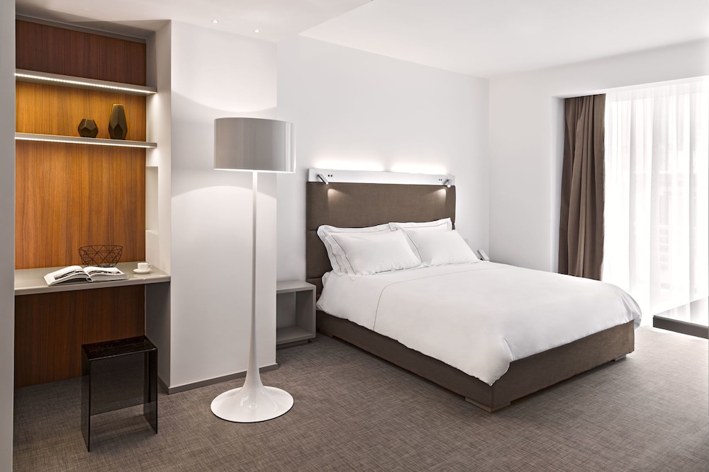 DELUXE, KING BED, JETTED TUB