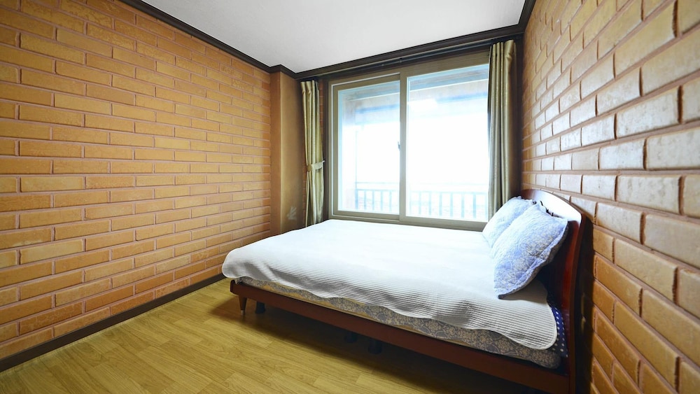 Yeosu Hwangto Pension 15/50