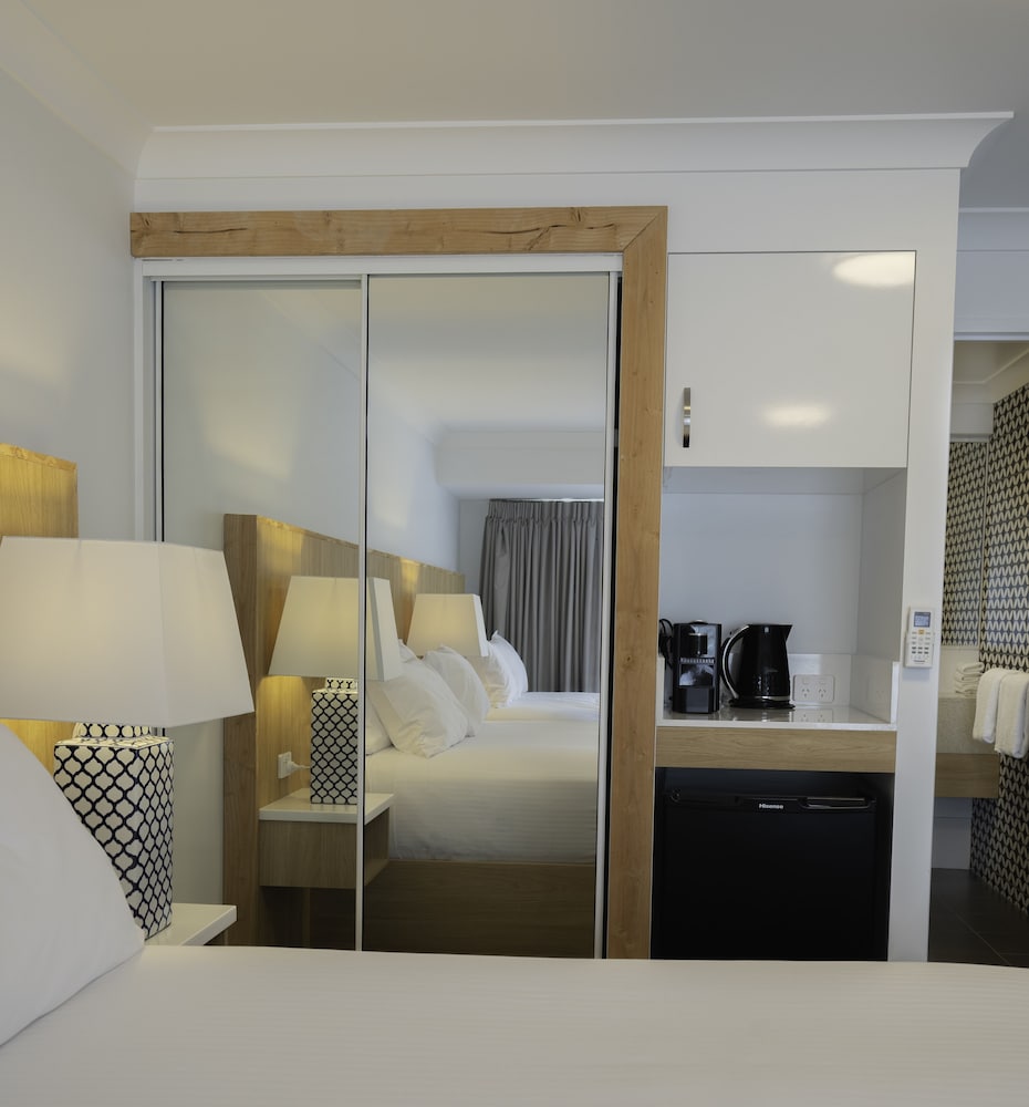 AIRLIE BEACH HOTEL 34/70