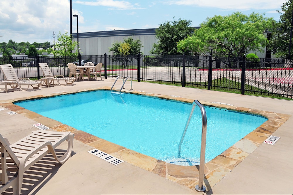 Microtel Inn And Suites Austin 17/38