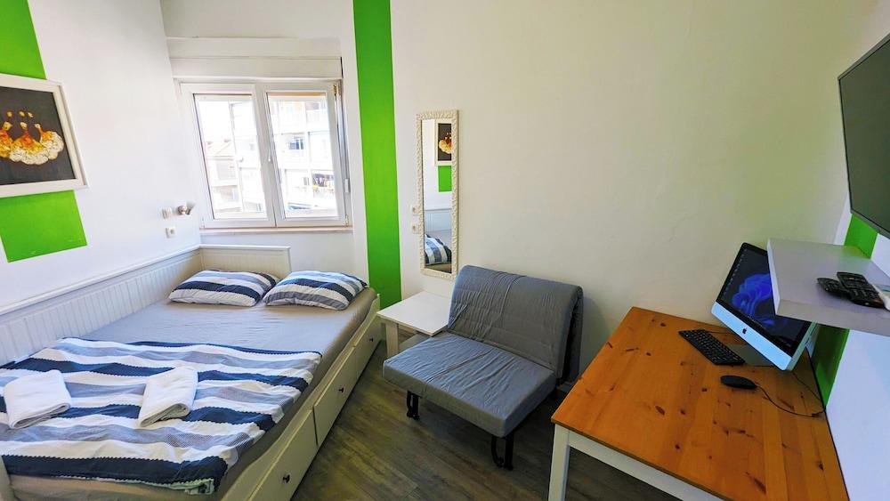 Room, Queen Bed, Private Bathroom