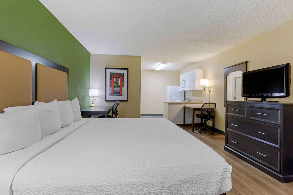STUDIO, QUEEN BED
